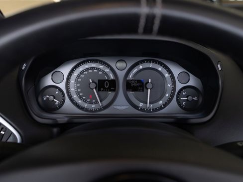 Used 2015 Aston Martin Vanquish Volante RWD image 39