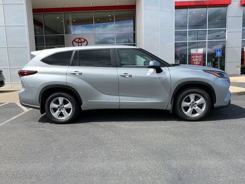 Used 2025 Toyota Highlander LE image 2