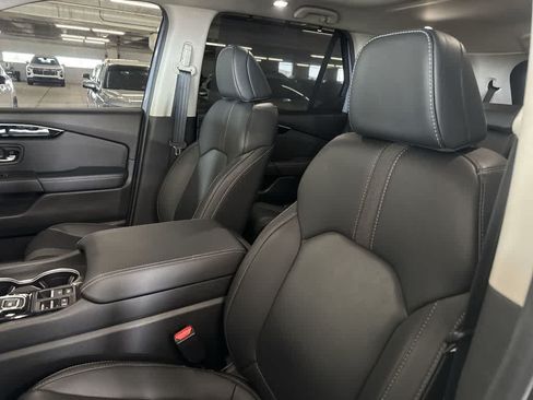 Used 2025 Honda Pilot Touring image 13