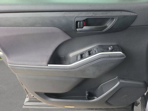 Used 2020 Toyota Highlander L FWD image 17