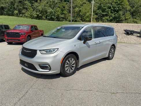 Used 2024 Chrysler Pacifica Limited FWD image 1