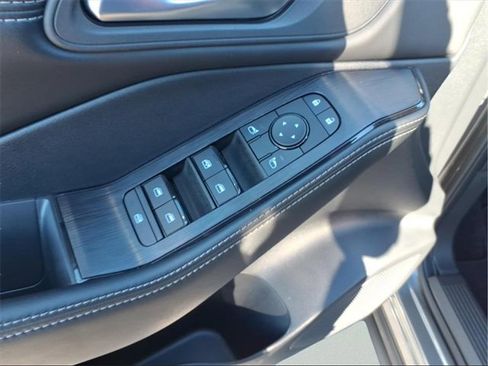 Used 2025 Nissan Rogue SV w/ SV Premium Package image 27