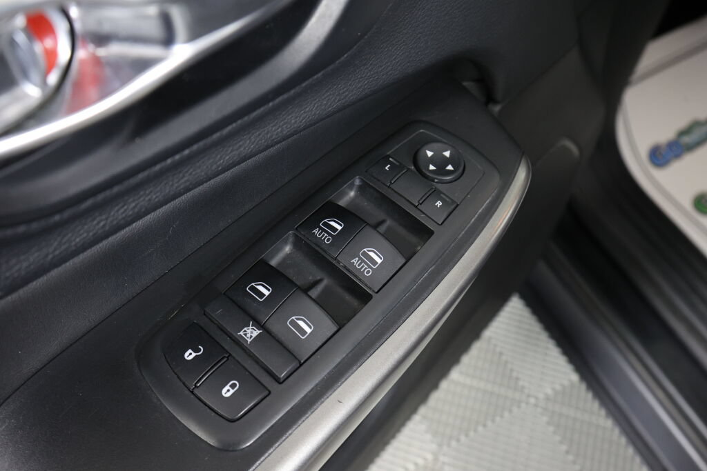Used 2019 Jeep Cherokee Latitude Plus w/ Comfort/Convenience Group FWD image 32
