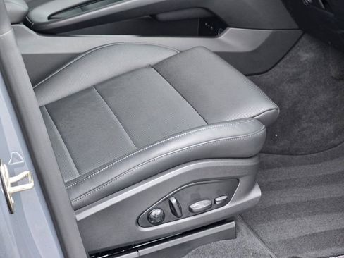 Certified 2025 Porsche Macan Electric image 38