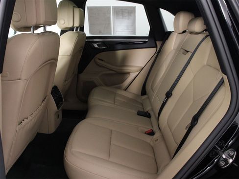 Used 2025 Porsche Macan image 33