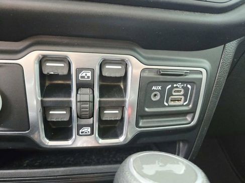 Used 2020 Jeep Wrangler Unlimited Sahara AWD/4WD image 28