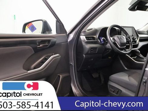 Used 2022 Toyota Highlander LE AWD/4WD image 10
