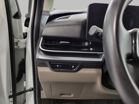 Used 2025 Kia Carnival FWD image 10