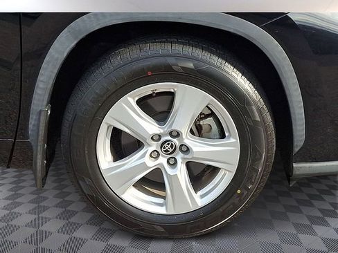 Used 2021 Toyota Highlander LE FWD image 8