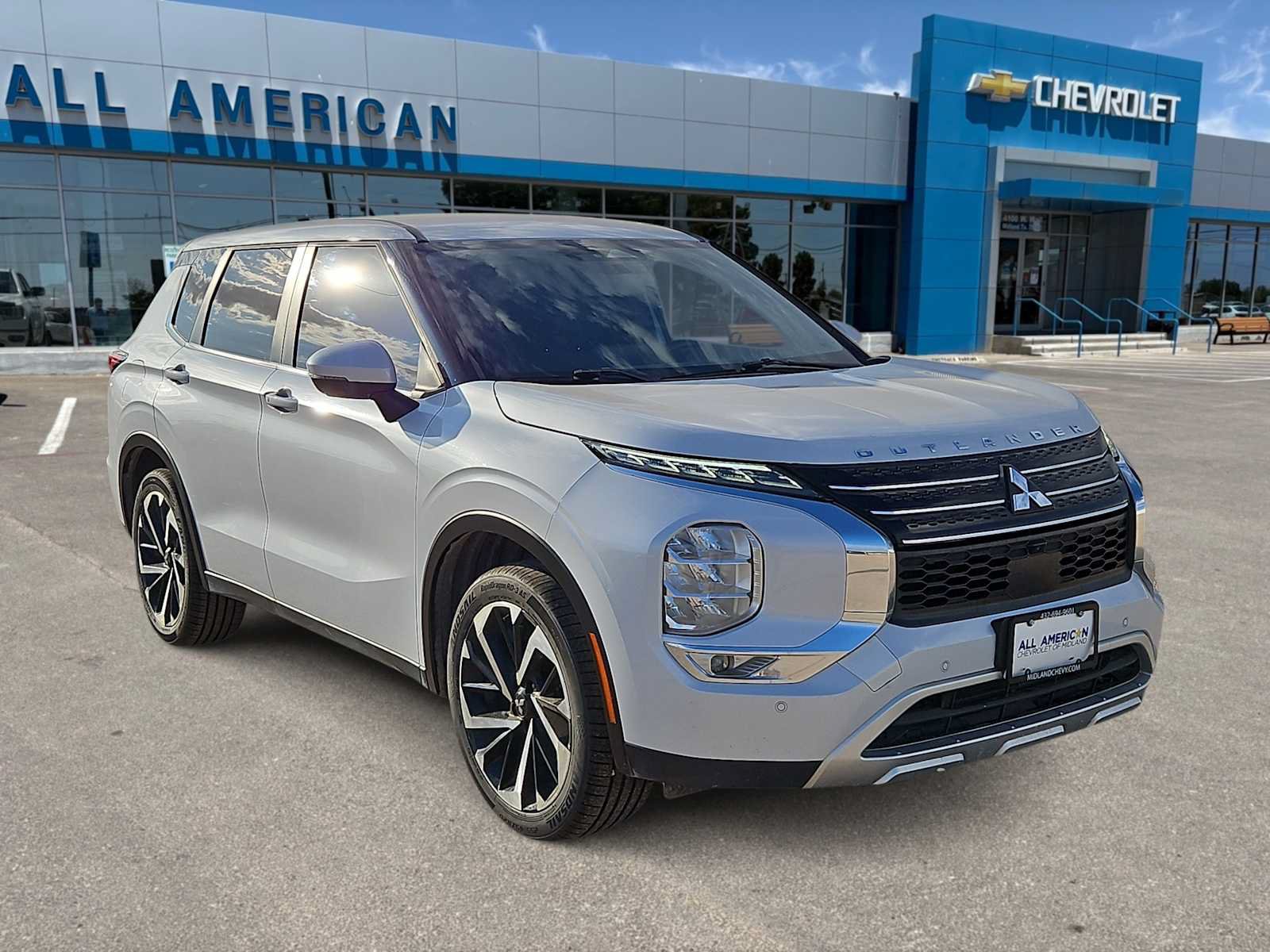 Used 2023 Mitsubishi Outlander SE FWD image 2