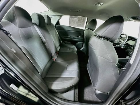 Certified 2025 Hyundai Elantra SE FWD image 29