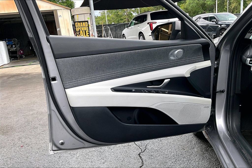 Used 2025 Hyundai Elantra Limited FWD image 19