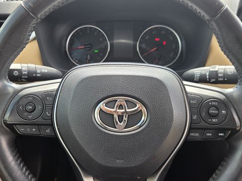 Used 2019 Toyota RAV4 XLE Premium FWD image 26