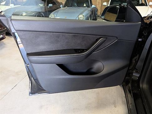 Used 2021 Tesla Model Y Long Range AWD/4WD image 18