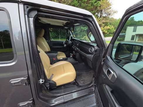 Used 2018 Jeep Wrangler Unlimited Sahara AWD/4WD image 22