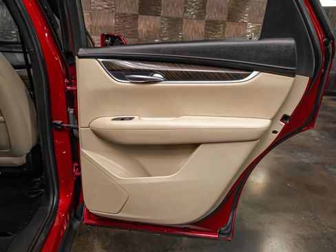 Used 2019 Cadillac XT5 FWD image 39