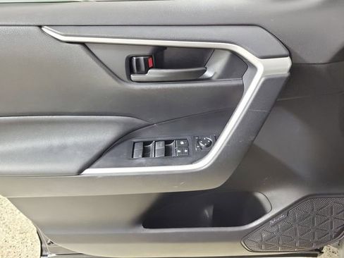 Used 2021 Toyota RAV4 LE FWD image 21