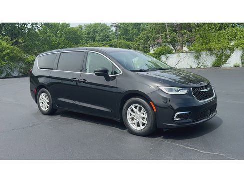 Used 2024 Chrysler Pacifica Touring-L FWD image 2