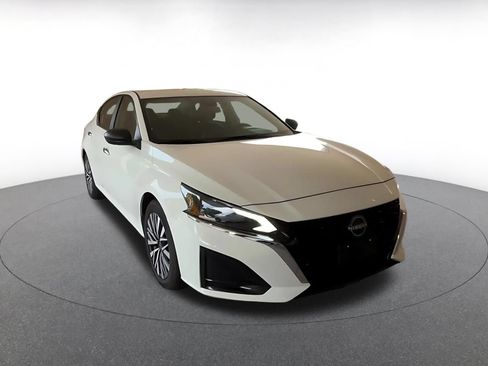Used 2025 Nissan Altima 2.5 SV FWD image 3
