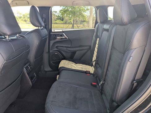 Used 2025 Mitsubishi Outlander SE AWD/4WD image 17