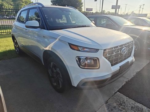 Used 2025 Hyundai Venue SEL FWD image 3