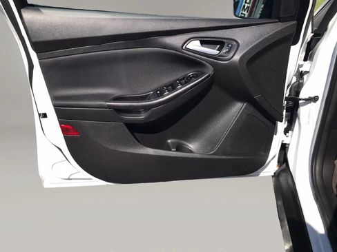 Used 2018 Ford Focus SE w/ SE Appearance Package FWD image 11