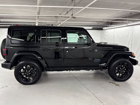Used 2025 Jeep Wrangler Unlimited Sahara w/ Safety Group AWD/4WD image 7
