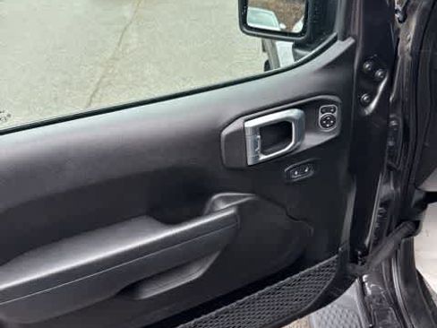 Used 2022 Jeep Gladiator Sport image 12