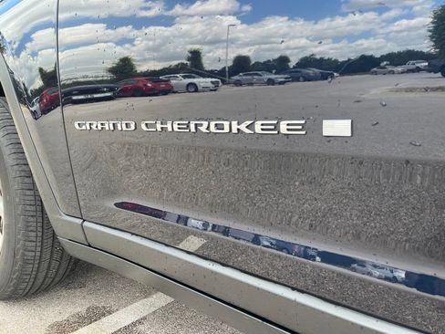 Used 2023 Jeep Grand Cherokee Limited AWD/4WD image 10