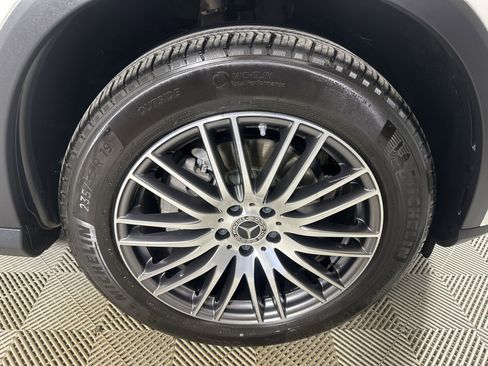 Used 2025 Mercedes-Benz GLC 300 4MATIC image 26