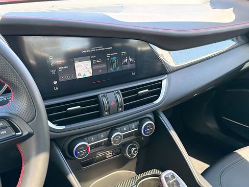 Used 2023 Alfa Romeo Giulia Estrema image 27