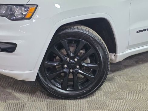 Used 2018 Jeep Grand Cherokee Altitude image 2
