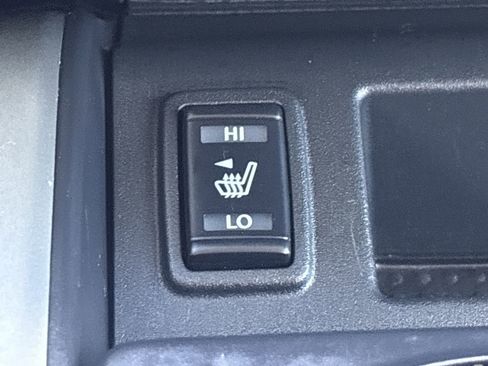 Used 2019 Nissan Titan SV w/ SV Convenience Package image 25