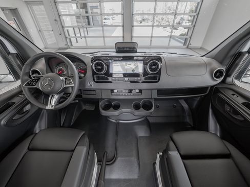 Used 2025 Mercedes-Benz Sprinter 2500 image 8