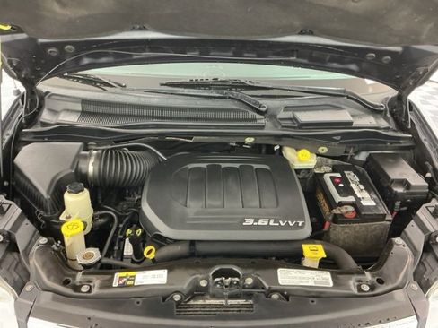 Used 2013 Chrysler Town & Country Touring image 32