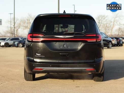 Used 2023 Chrysler Pacifica Touring-L image 6