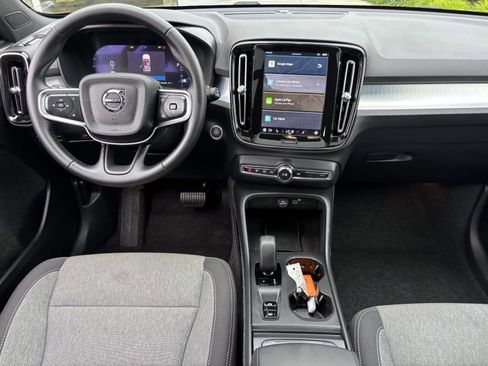 Used 2025 Volvo XC40 B5 Core image 28