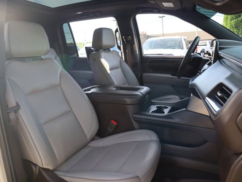 Used 2022 GMC Yukon XL SLT w/ SLT Luxury Package RWD image 40