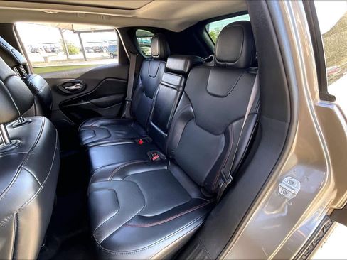 Used 2019 Jeep Cherokee Trailhawk image 20