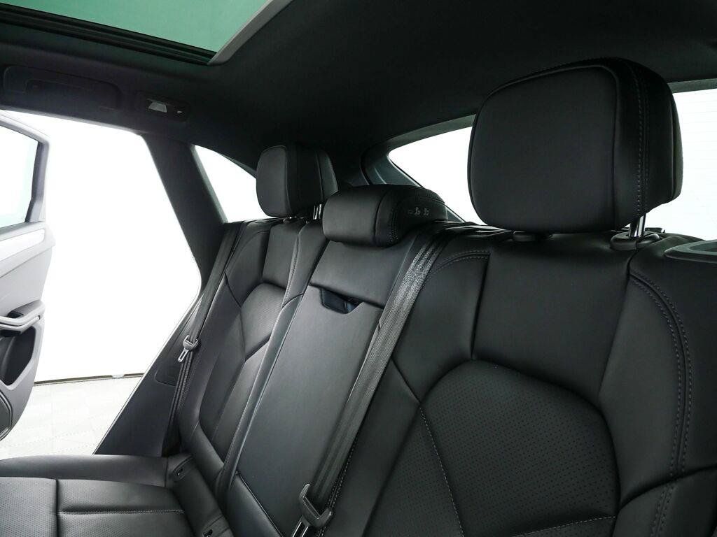 Certified 2026 Porsche Macan AWD/4WD image 22