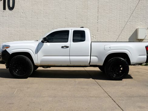 Used 2018 Toyota Tacoma SR image 10