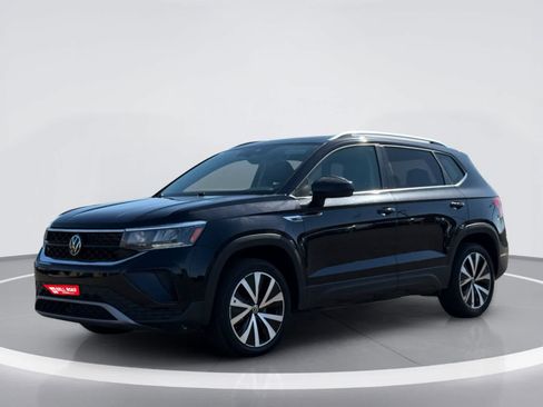Used 2024 Volkswagen Taos SE FWD image 2