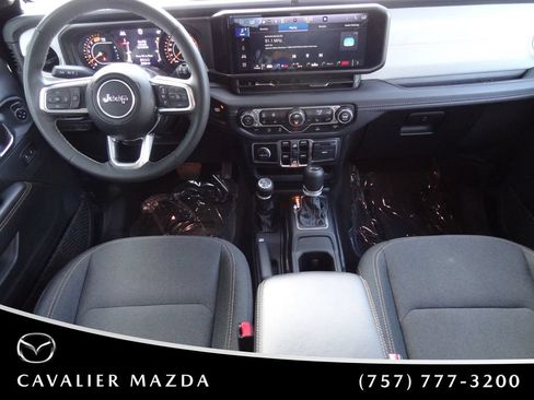 Used 2025 Jeep Wrangler Unlimited Sahara AWD/4WD image 14