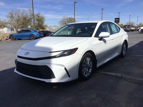Used 2025 Toyota Camry LE image 3