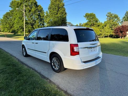 Used 2015 Chrysler Town & Country Touring-L w/ Driver Convenience Group FWD image 7