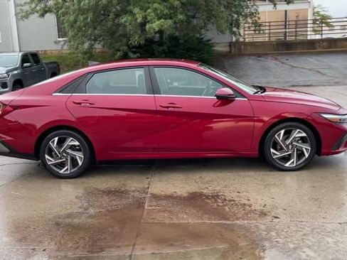 Used 2025 Hyundai Elantra Limited FWD image 9