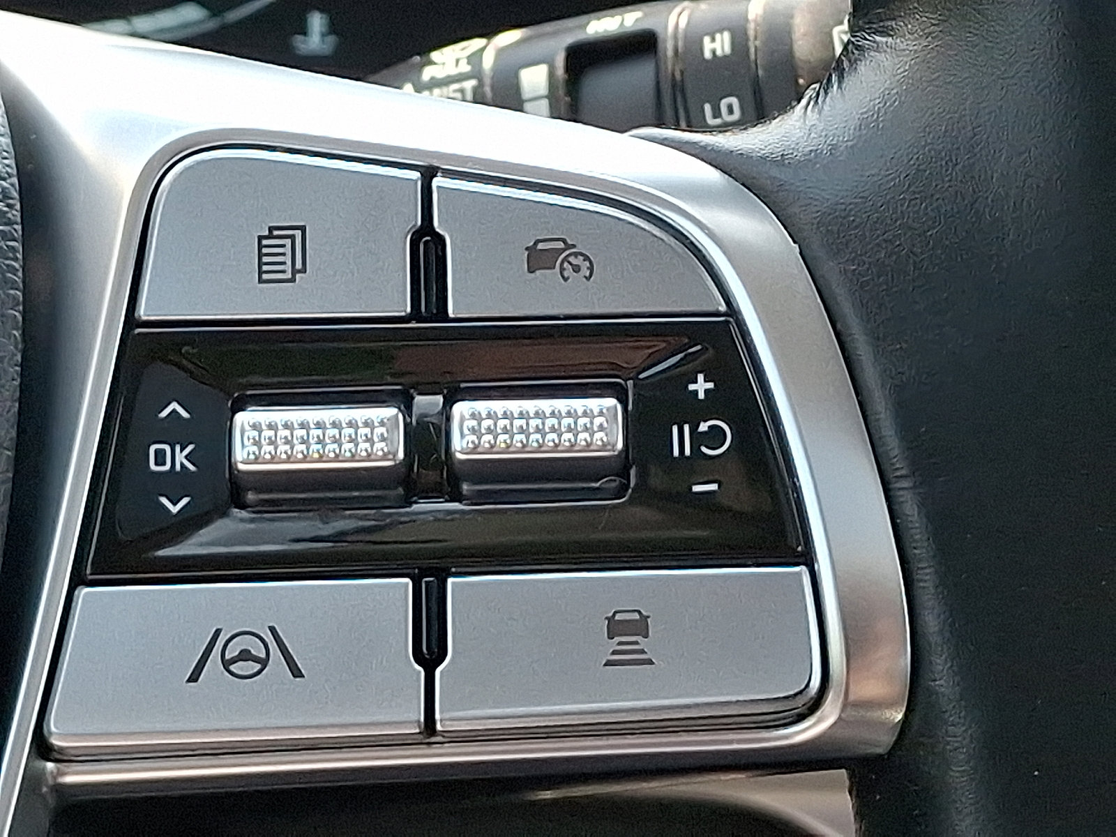 Used 2025 Kia Telluride EX w/ EX Captain's Chair Package AWD/4WD image 23
