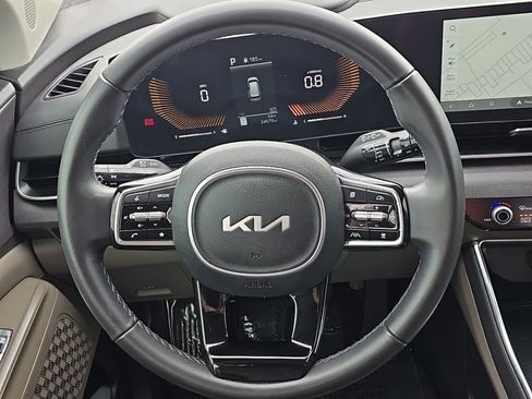 Used 2025 Kia Carnival EX FWD image 28