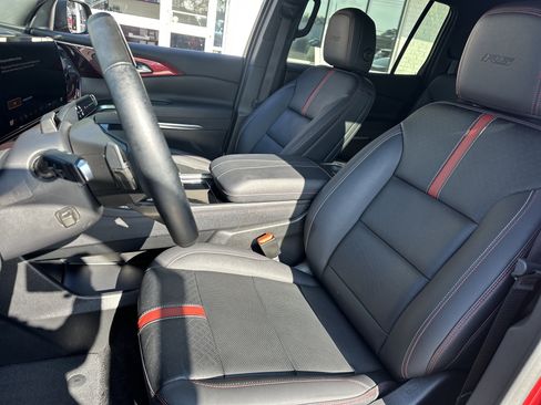 Used 2024 Chevrolet Traverse RS image 10