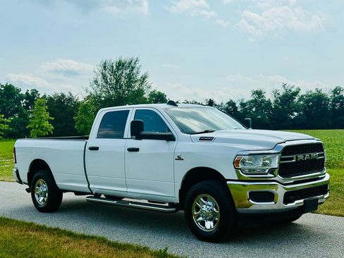 Used 2022 RAM 2500 Tradesman w/ Chrome Appearance Group AWD/4WD image 4